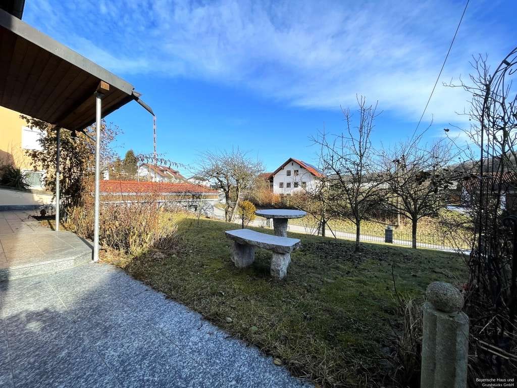Immobilie in Winzer - Schönes Zweifamilienhaus mit Garten - familienfreundlich & vielseitig! - Bild 1