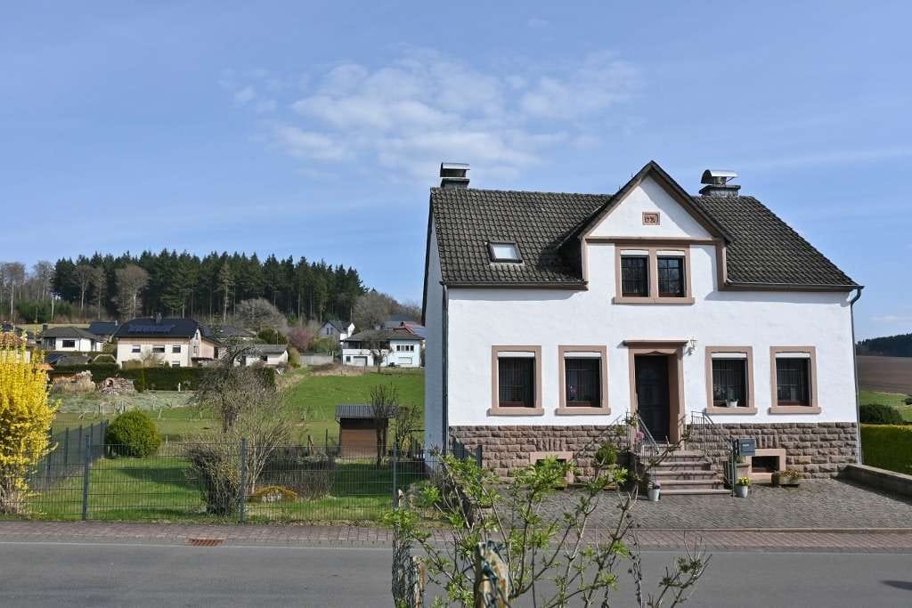 Immobilie in Neuheilenbach - **Gemütliches Eifelhaus mit Nebengebäuden** - Bild 1