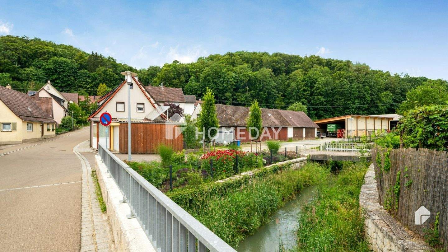 Immobilie in Lonsee - Einziehen und Wohlfühlen - Ansprechendes Einfamilienhaus mit Schrebergarten, Garage und Solaranlage - Bild 1