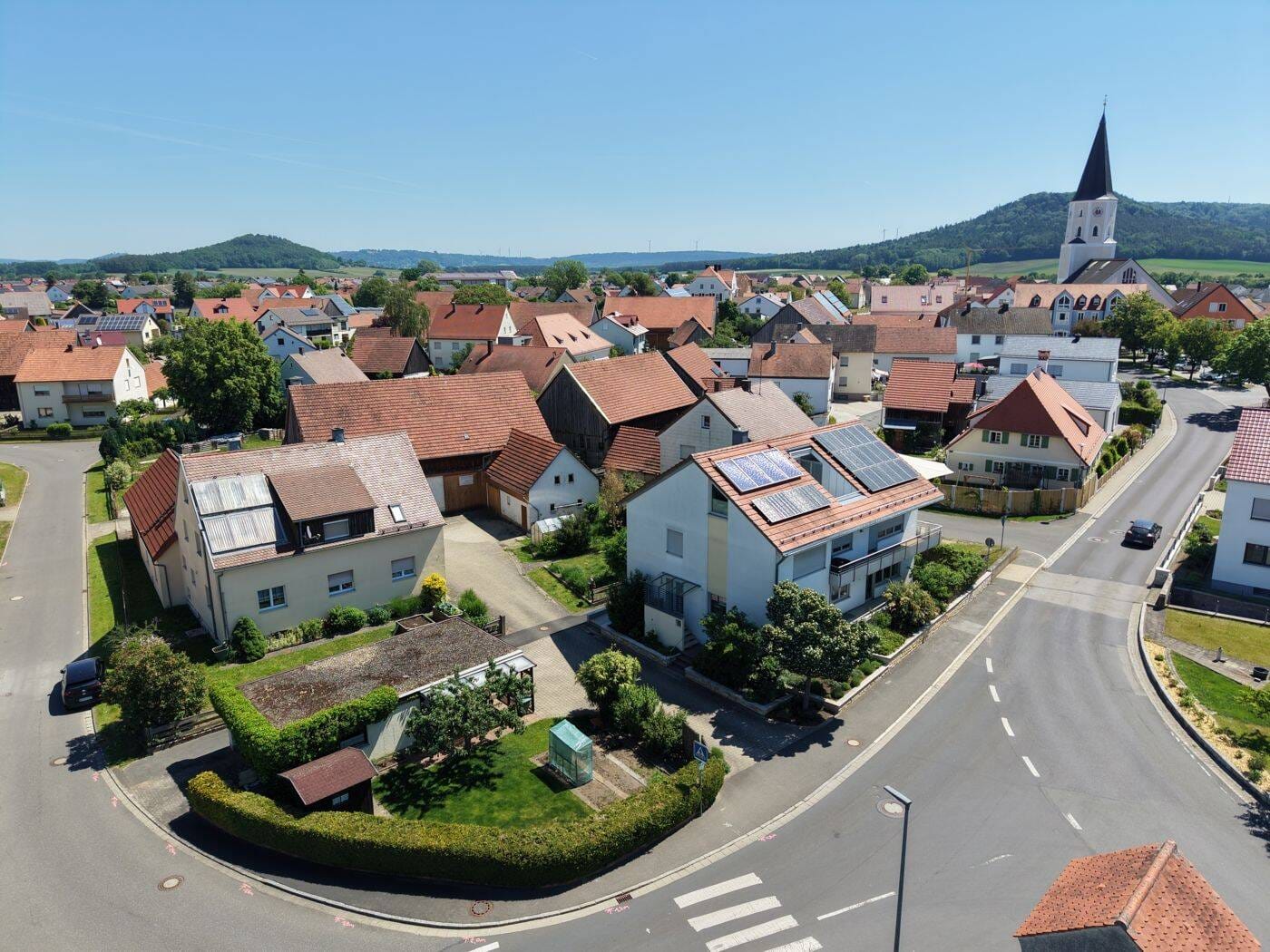 Immobilie in Berngau - Familienglück auf drei Ebenen: Top gepflegtes Zweifamilienhaus mit ausgebautem DG in Berngau - Bild 0