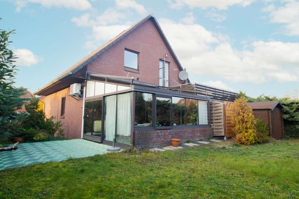 Immobilie in Geesthacht - Geesthacht: Vermietetes Zweifamilienhaus mit großzügigen Nebenflächen! - Bild 1