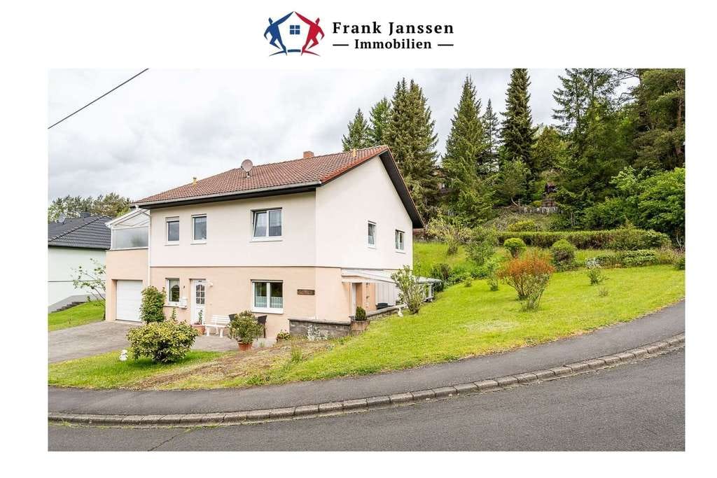 Immobilie in Rockeskyll - Einfamilienhaus mit ELW in Rockeskyll - Garage mit Dachterrasse & Weitblick - Bild 0