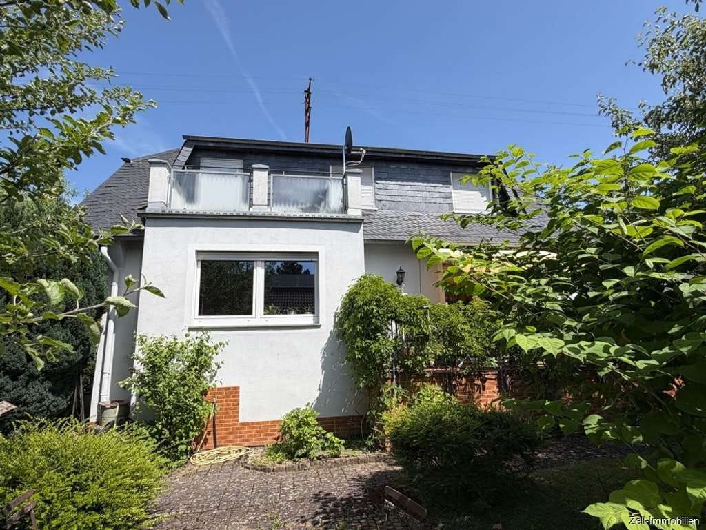 Immobilie in Geisenheim - Freistehendes Einfamilienhaus mit schön angelegtem Grundstück und Garage - Bild 1