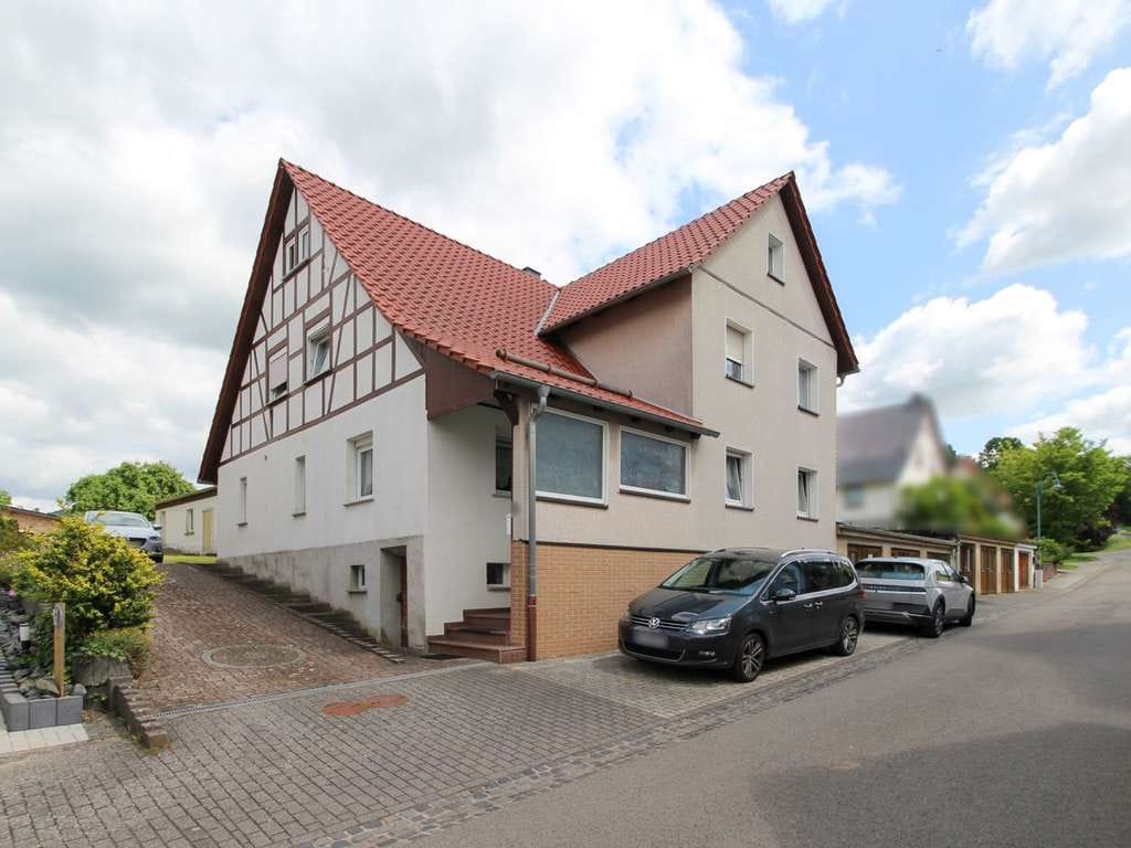Immobilie in Kaltennordheim - Viel Platz auf dem Land: Wohnhaus mit großem Baugrundstück - auch Tierhaltung möglich - Bild 0
