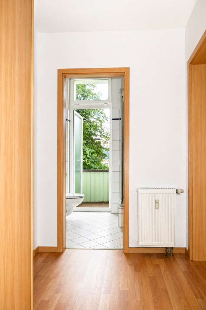 Immobilie in Bad Liebenstein - Vermietete 1-Zimmer-Wohnung mit Balkon, Stellplatz und Tageslichtbad - Bild 2