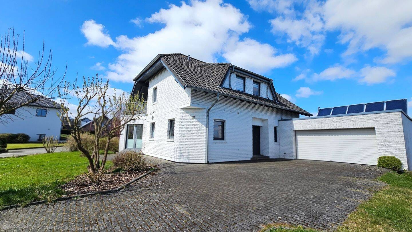 Immobilie in Illerich - Schönes Einfamilienhaus mit Einliegerwohnung, Doppelgarage und Garten in Illerich, nahe Cochem - Bild 1