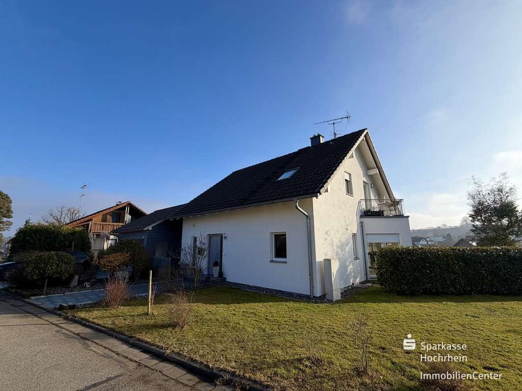 Immobilie in Dettighofen - Wohnqualität, die begeistert - Modernes Einfamilienhaus mit Gartenidylle in Dettighofen - Bild 1
