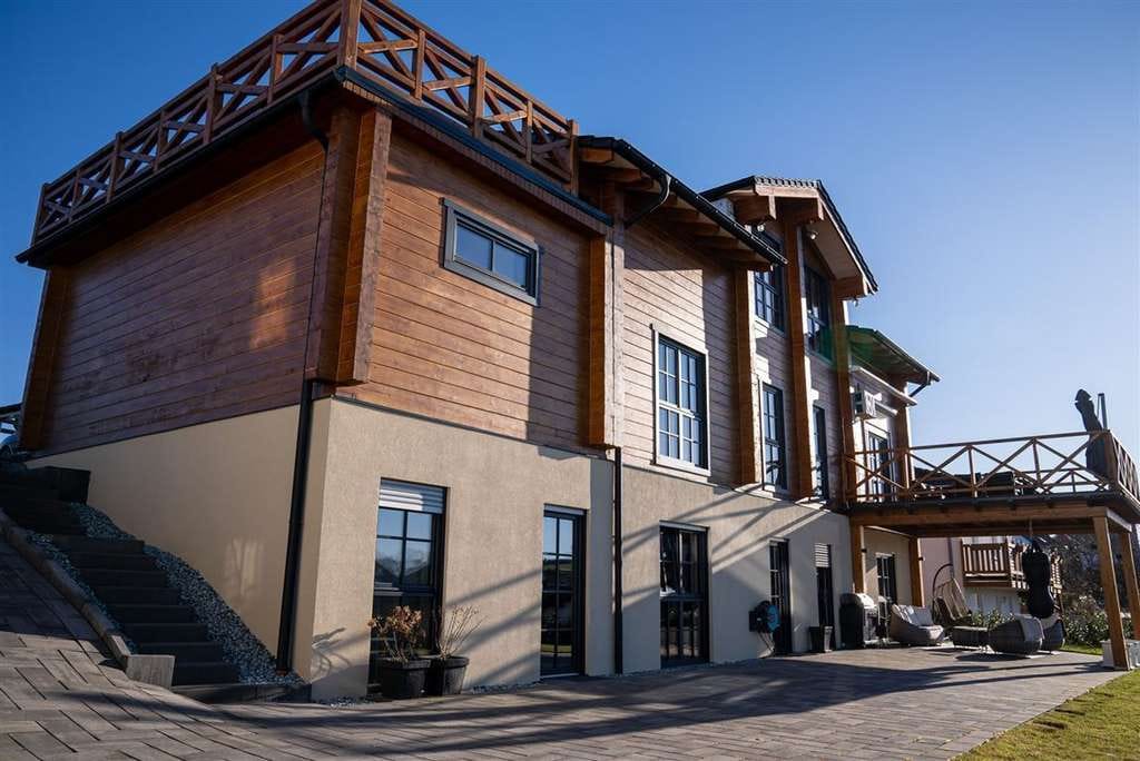 Immobilie in Gackenbach - Exklusive Blockhaus Villa mit Einliegerwohnung, Galerie, Kamin und Fernblick - Bild 0