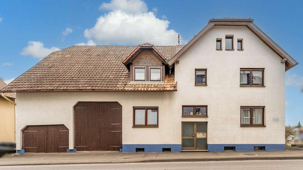 Immobilie in Dunningen - ZFH mit Maisonette, Scheune und großem Grundstück - vielseitig nutzbar - Bild 1