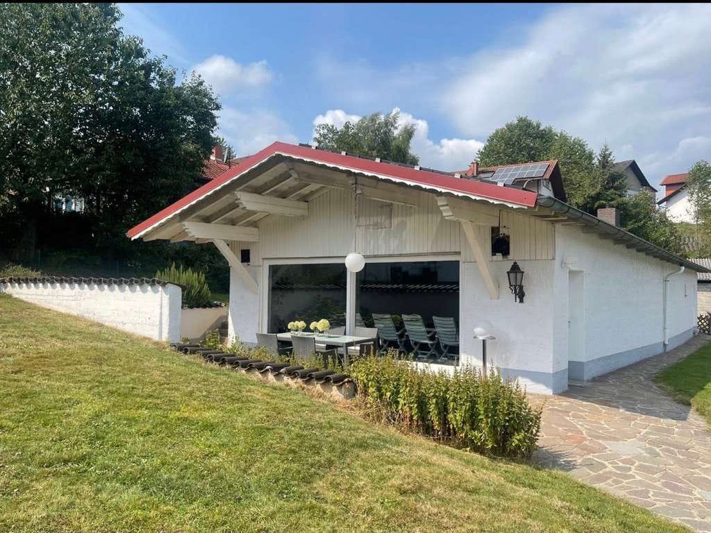 Immobilie in Krombach - Bungalow-Potenzial mit Außergewöhnlicher Architektur - Wohnen auf einer Ebene - Bild 0