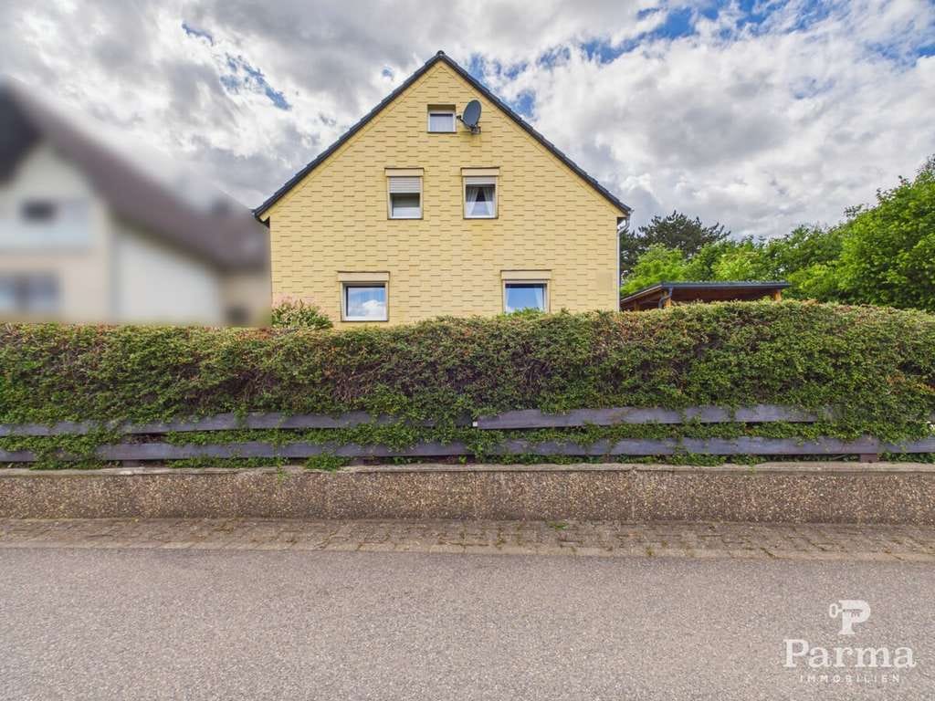 Immobilie in Hürtgenwald - Freistehendes Einfamilienhaus mit Garage, Carport und schönem Garten - Bild 1
