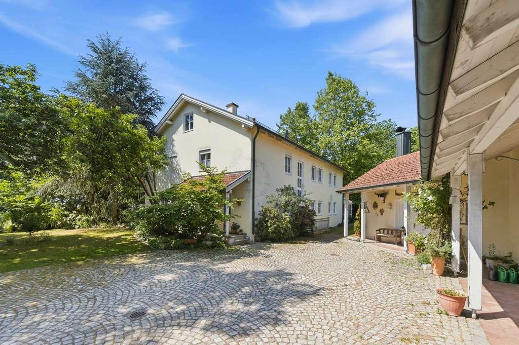 Immobilie in Künzing - Großzügig & naturnah: Idyllisches Anwesen mit eigenem Wald, Grillhaus und ca. 8.500 m² Grundstück - Bild 1