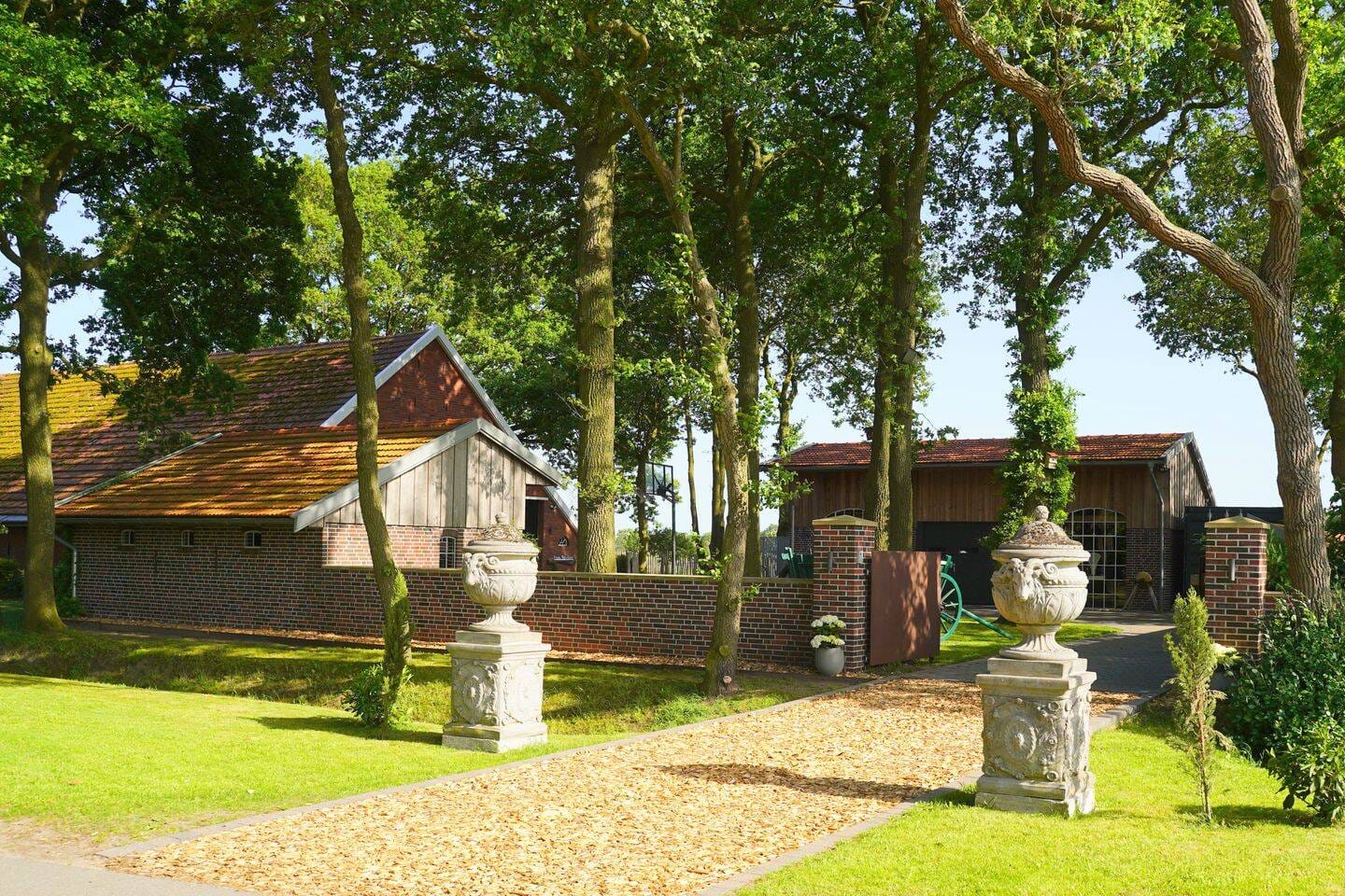 Immobilie in Rhede (Ems) - Historischer Resthof mit moderner Architektur Idyllische Alleinlage in Rhede (Ems) - Bild 1