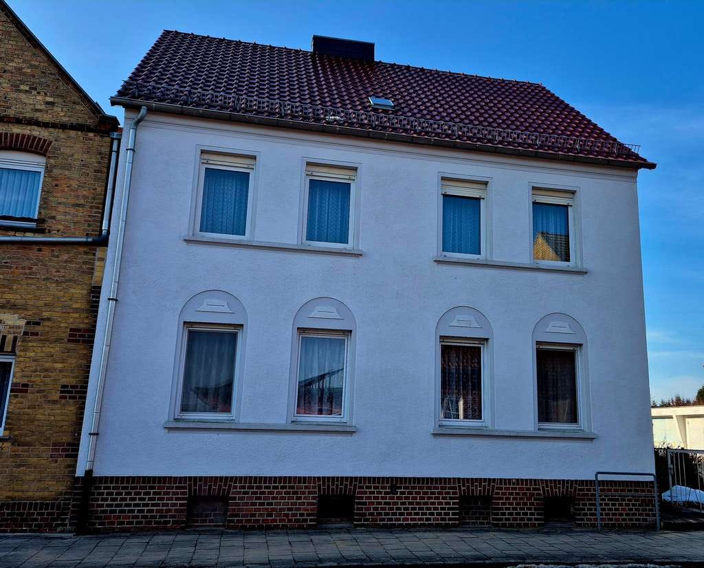 Immobilie in Zahna-Elster - Einfamilienwohnhaus mit Grundstück in Zahna , teilmodernisiert - zeitnah verfügbar - Bild 1