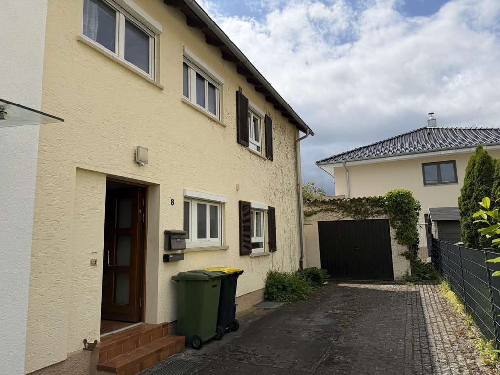 Immobilie in Bönnigheim - Charmante Doppelhaushälfte mit flexiblem Raumkonzept, Garten und Garage - Bild 0