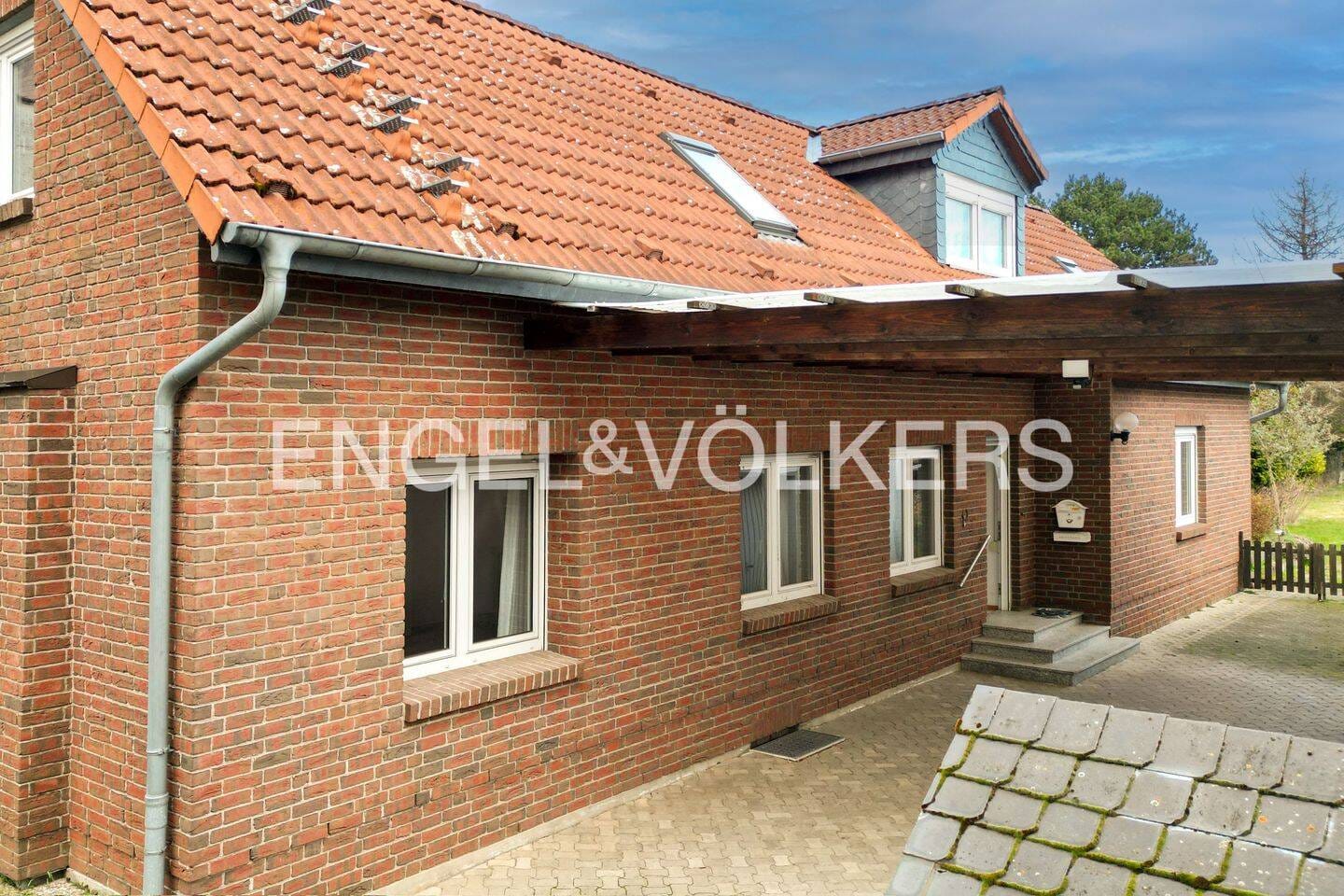 Immobilie in Schöningen - Einfamilienhaus & Mehrfamilienhaus mit großem Entwicklungspotenzial - Bild 1
