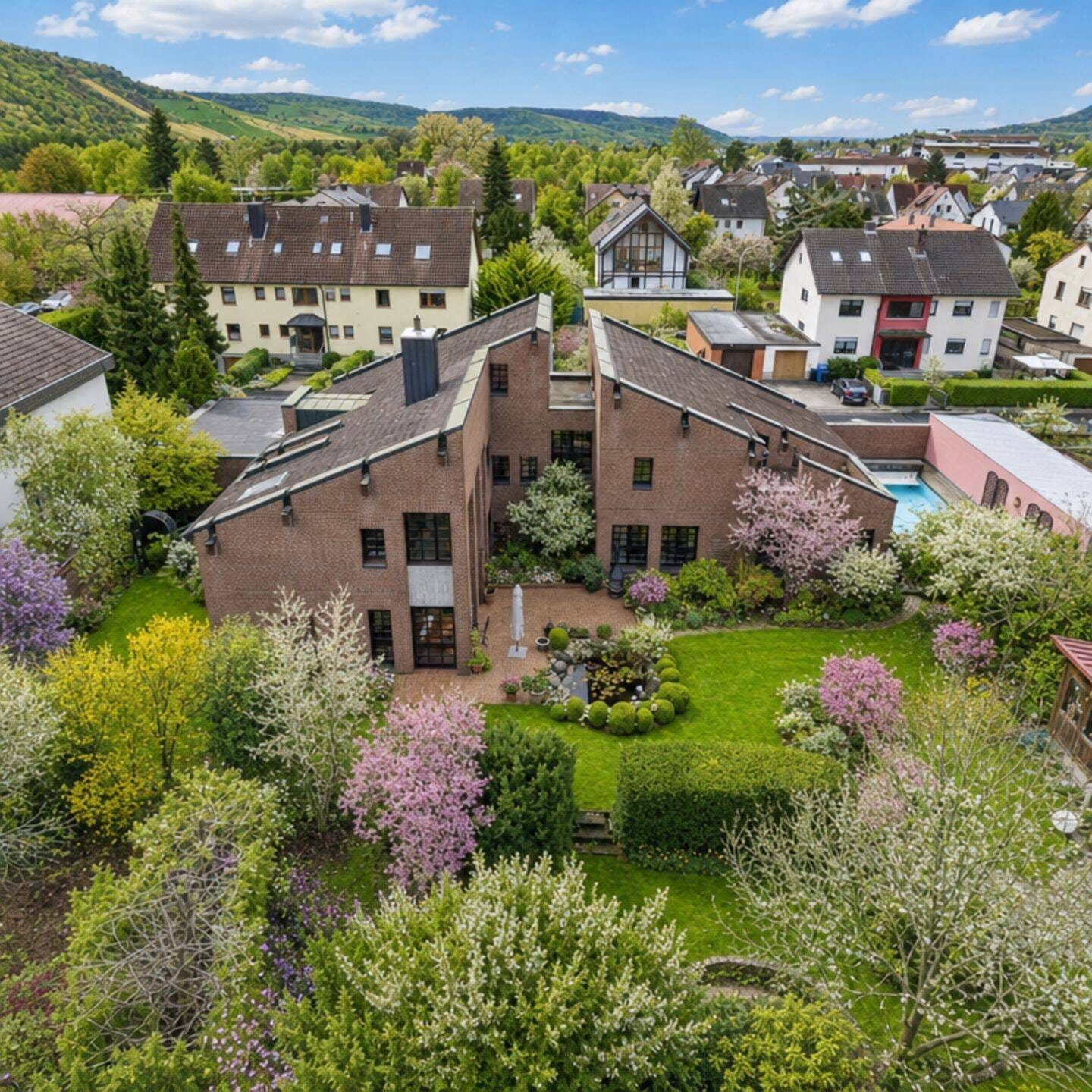 Immobilie in Würzburg - Wohnen und Arbeiten in Zellingen: ein Architekturhighlight mit viel Platz - Bild 1