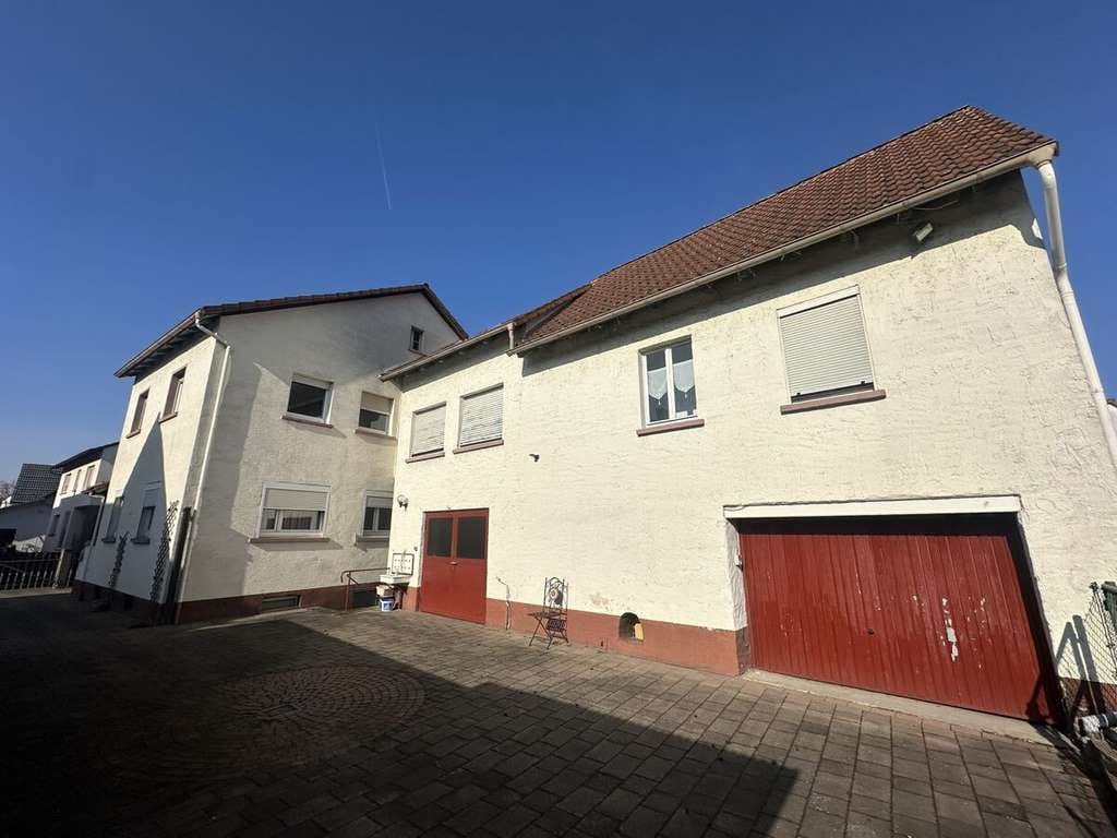 Immobilie in Großwallstadt - Großzügiges Ein-/Zweifamilienhaus mit Ausbaupotenzial und großem Grundstück - Bild 1