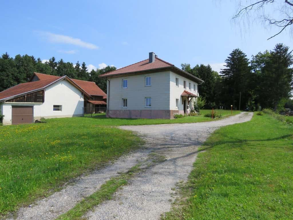 Immobilie in Außernzell - Vierseithofstelle in absolut ruhiger fast Alleinlage mit Aussicht zw. Deggendorf und Passau - Bild 1
