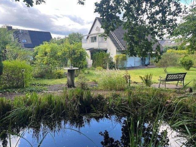 Immobilie in Großensee - Trittau-Dichterviertel: sonniges 2-Familienhaus mit Carport, Garage und Teich - Bild 0