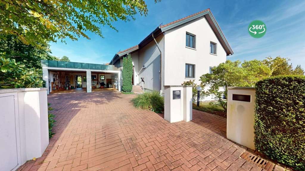 Immobilie in Marxzell - Repräsentatives Architektenhaus mit großzügigem Wohnkonzept & Südostgarten in Marxzell-Burbach - Bild 1
