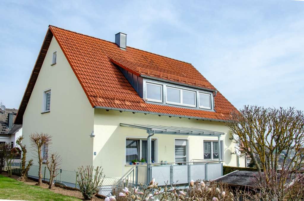 Immobilie in Poppenricht - Gepflegtes Wohnhaus mit zwei Wohneinheiten, Nebengebäude und vielseitigen Nutzungsmöglichkeiten - Bild 1