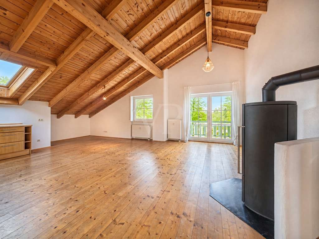 Immobilie in Chiemsee - Bayerischer Charme mit Bergblick - 2 Balkonen und Holzkamin auf Erbpachtgrundstück - Bild 1