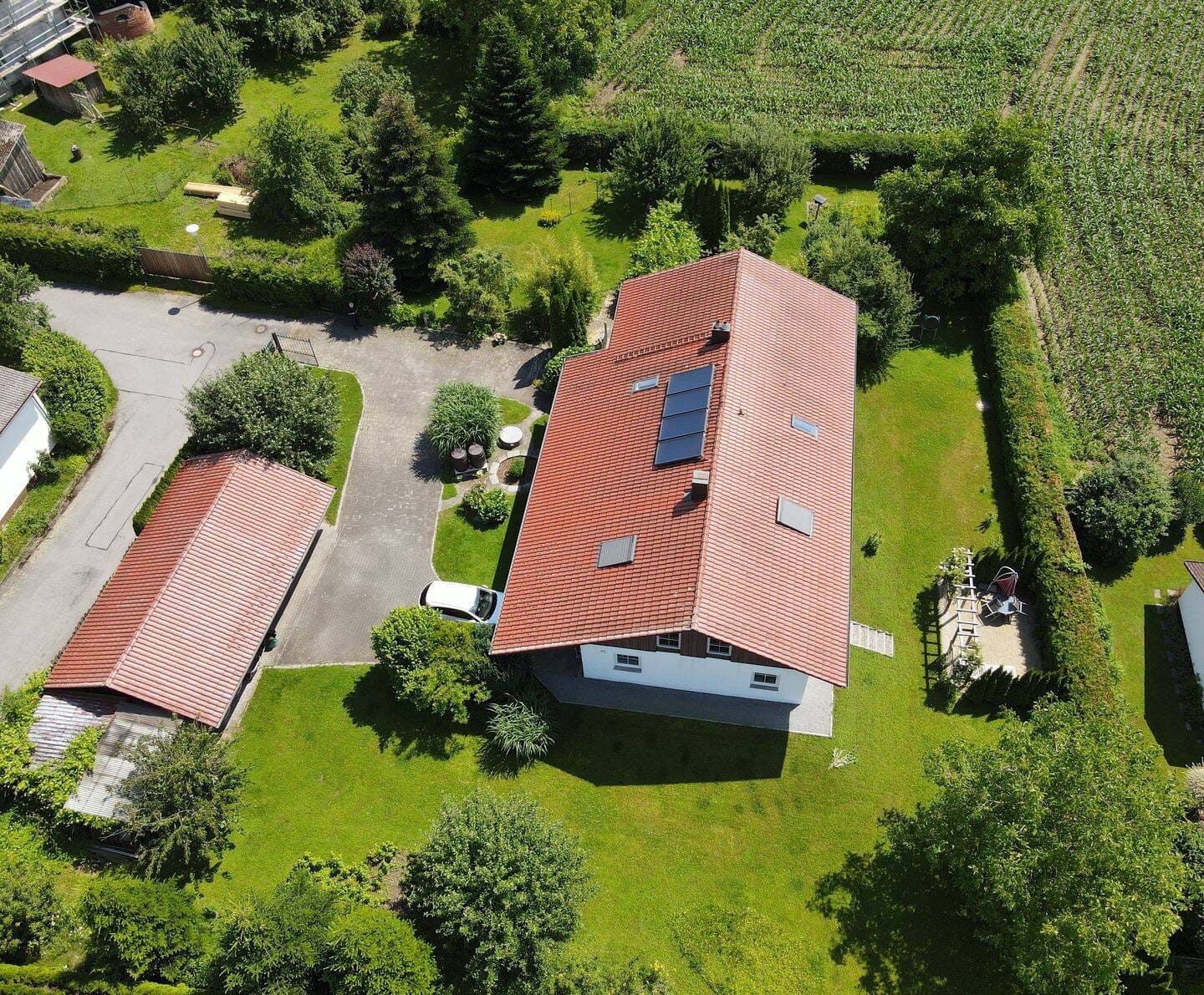 Immobilie in Hofkirchen - Wunderschönes großzügiges Einfamilienhaus mit Einliegerwohnung und idyllischem Garten in ruhiger Lage - Bild 0