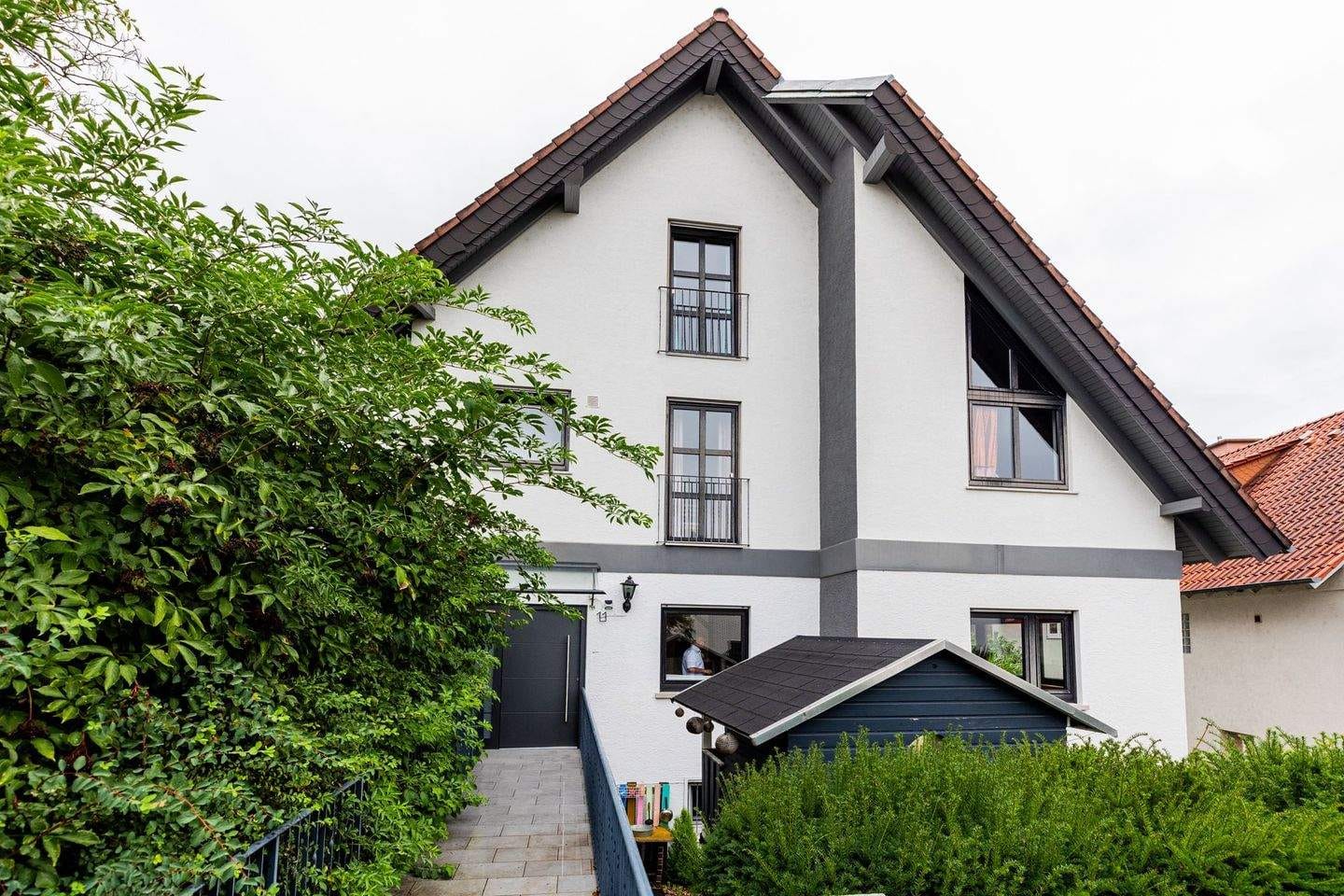 Immobilie in Bischofsheim - Großes 2-Familienhaus mit Tageslichtbädern, Terrasse, Balkon, Garage und schönem Garten - Bild 0