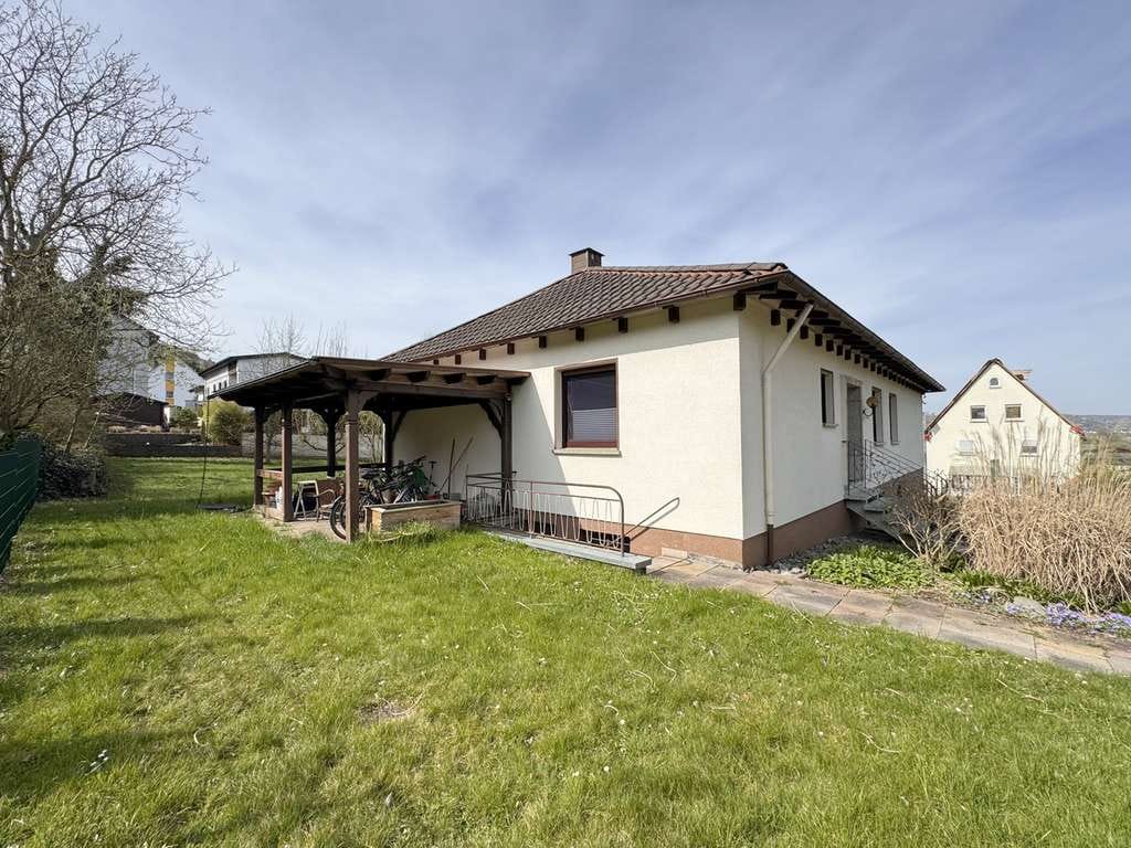 Immobilie in Rotenburg an der Fulda - Bungalow mit viel Platz - 5,5 Zimmer - und schönem Garten in guter, stadtnaher Wohnlage in Rotenburg - Bild 2