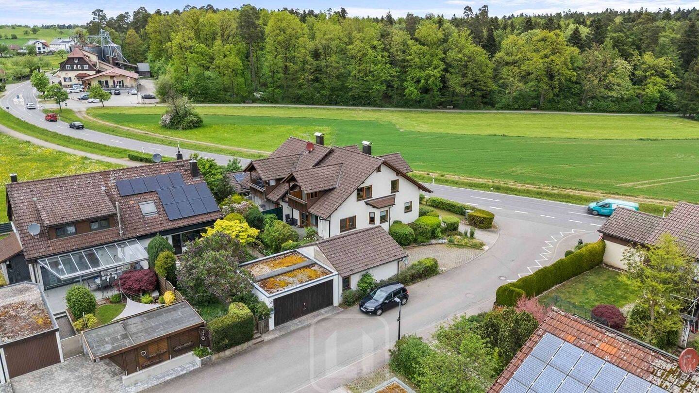 Immobilie in Althengstett - Gepflegte DHH | Einliegerwohnung | Terrasse | Balkon | Garage | Carport - Bild 1