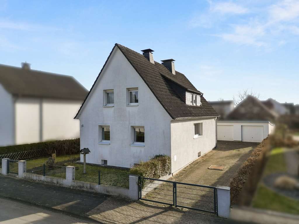 Immobilie in Schlangen - Einfamilienhaus in ruhiger Lage von Schlangen
mit großen Grundstück - Bild 0