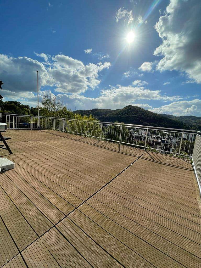 Immobilie in Biedenkopf - Kapitalanlage - voll vermietet - Wohnhaus mit viel Platz, tollem Blick, Terrasse, Garten und Garagen - Bild 4