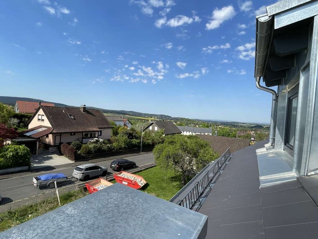Immobilie in Bärnau - Erstbezug nach Komplettumbau! Dachgeschosswohnung mit Loggia in der historischen Knopfstadt Bärnau - Bild 2