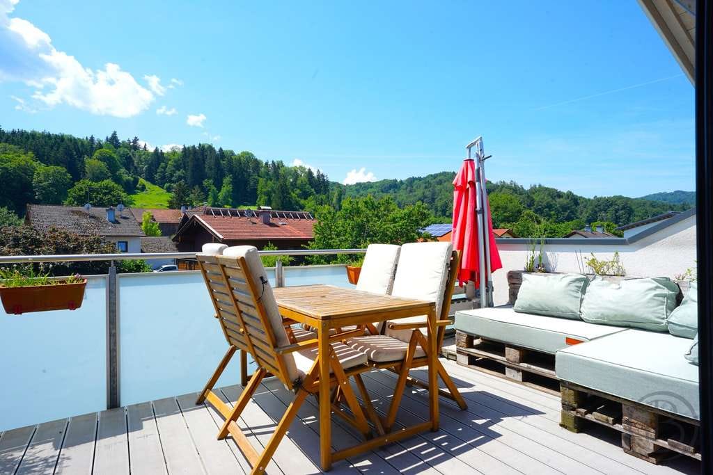 Immobilie in Teisendorf - Hochwertige 4-Zi.-Wohnung inkl. TG-Stellplatz, Einzelgarage & moderner EBK in sonniger Lage. - Bild 0