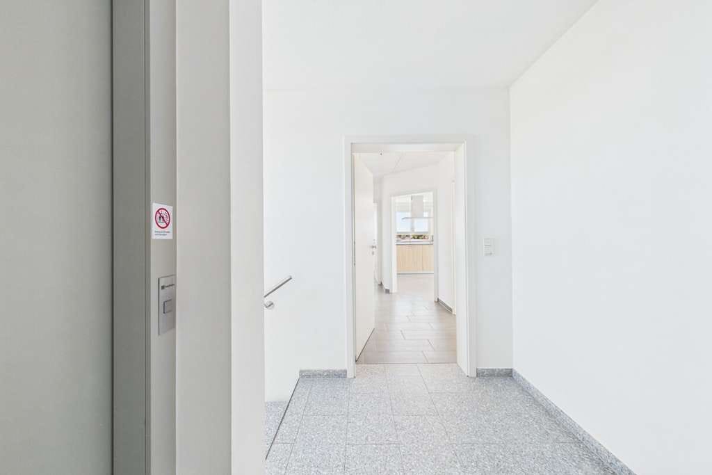 Immobilie in Deckenpfronn - Attraktive Dachgeschosswohnung: 3 Zimmer, großer Balkon, EBK & TG mit Wallbox - Bild 2