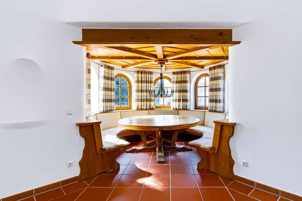 Immobilie in Ottenhofen - Exklusive Landhausvilla mit Traumgarten, provisionsfrei - Bild 2