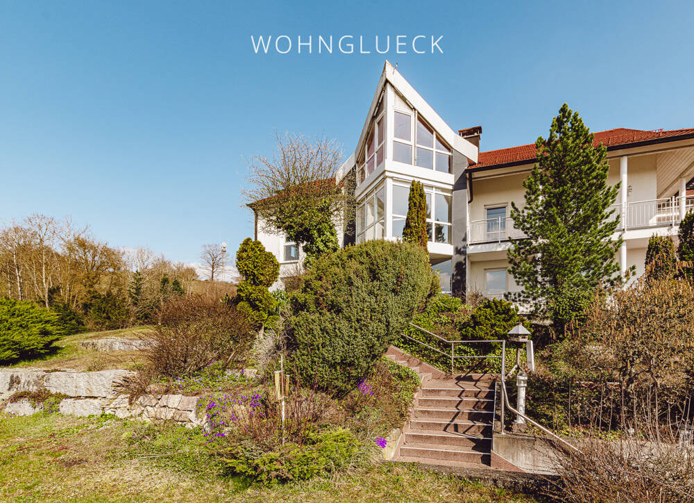Immobilie in Harburg (Schwaben) - ELEGANTE VILLA IN HANGLAGE MIT SAGENHAFTEM WEITBLICK - Bild 1