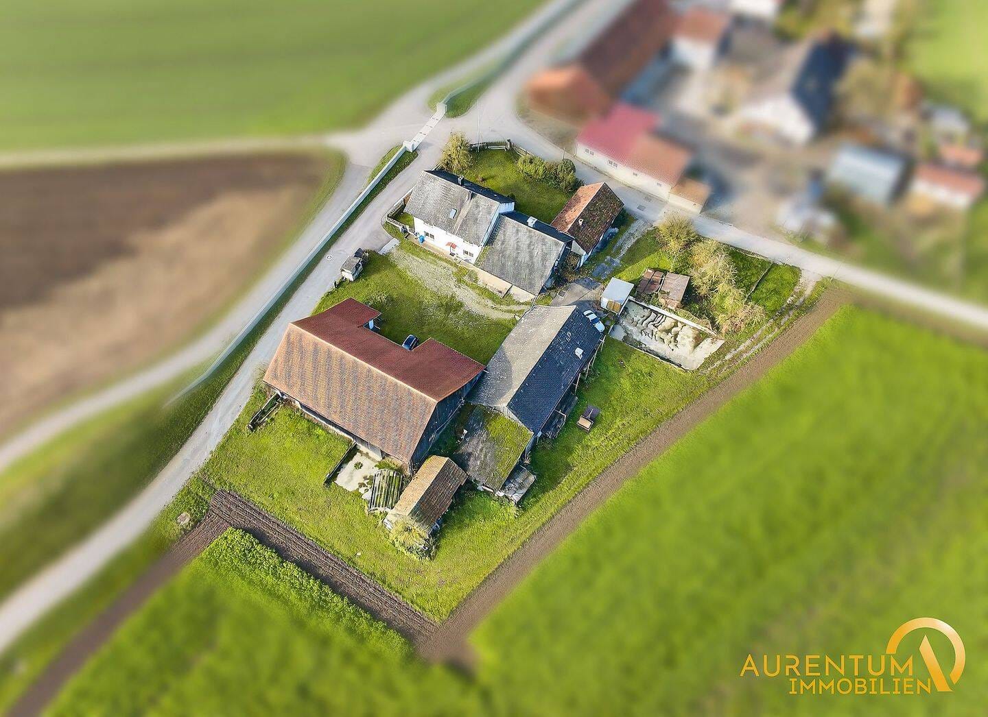 Immobilie in Irlbach - Dreiseithof in Alleinlage mit traumhaftem Ausblick-Anwesen mit großem Grundstück und Ausbaupotenzial - Bild 0