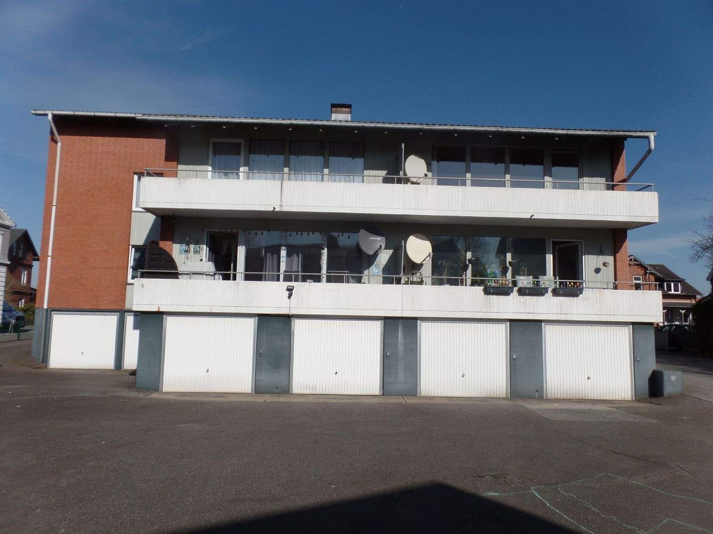 Immobilie in Heide - Mehrfamilienwohnhaus mit 4 Wohnungen, 6 Garagen - Bild 3