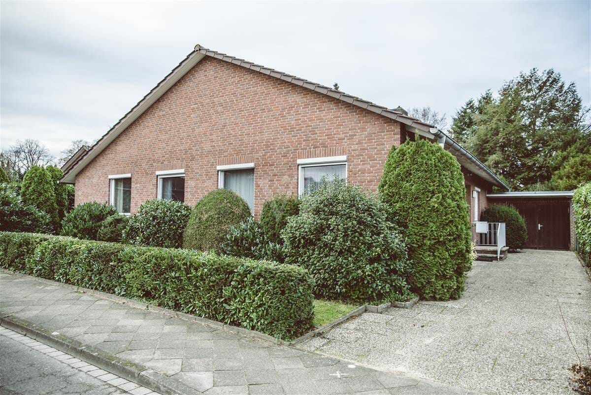 Immobilie in Lüneburg - Bungalow am Kreideberg mit Wintergarten, gepflegter Außenanlage und Ausblick ins Grüne - Bild 1