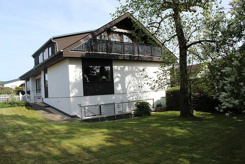 Immobilie in Leun - Zweifamilien-Wohnhaus in guter Wohnlage am nördlichen Ostrand der Kleinstadt Leun im Lahn-Dill-Kreis - Bild 0