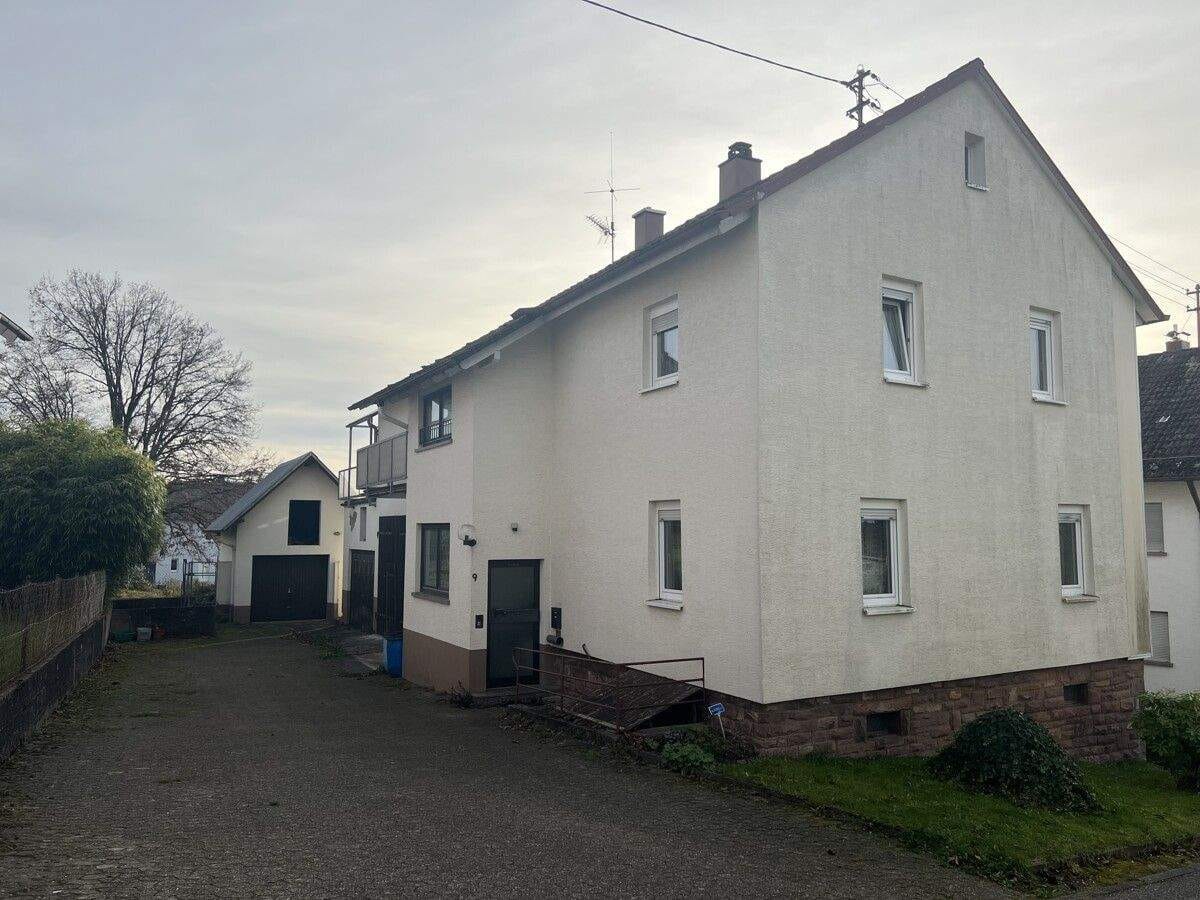 Immobilie in Marxzell - Ein Haus, viele Möglichkeiten! Zweifamilienhaus mit Scheune, Garagen, Garten und Schwarzwaldblick! - Bild 0
