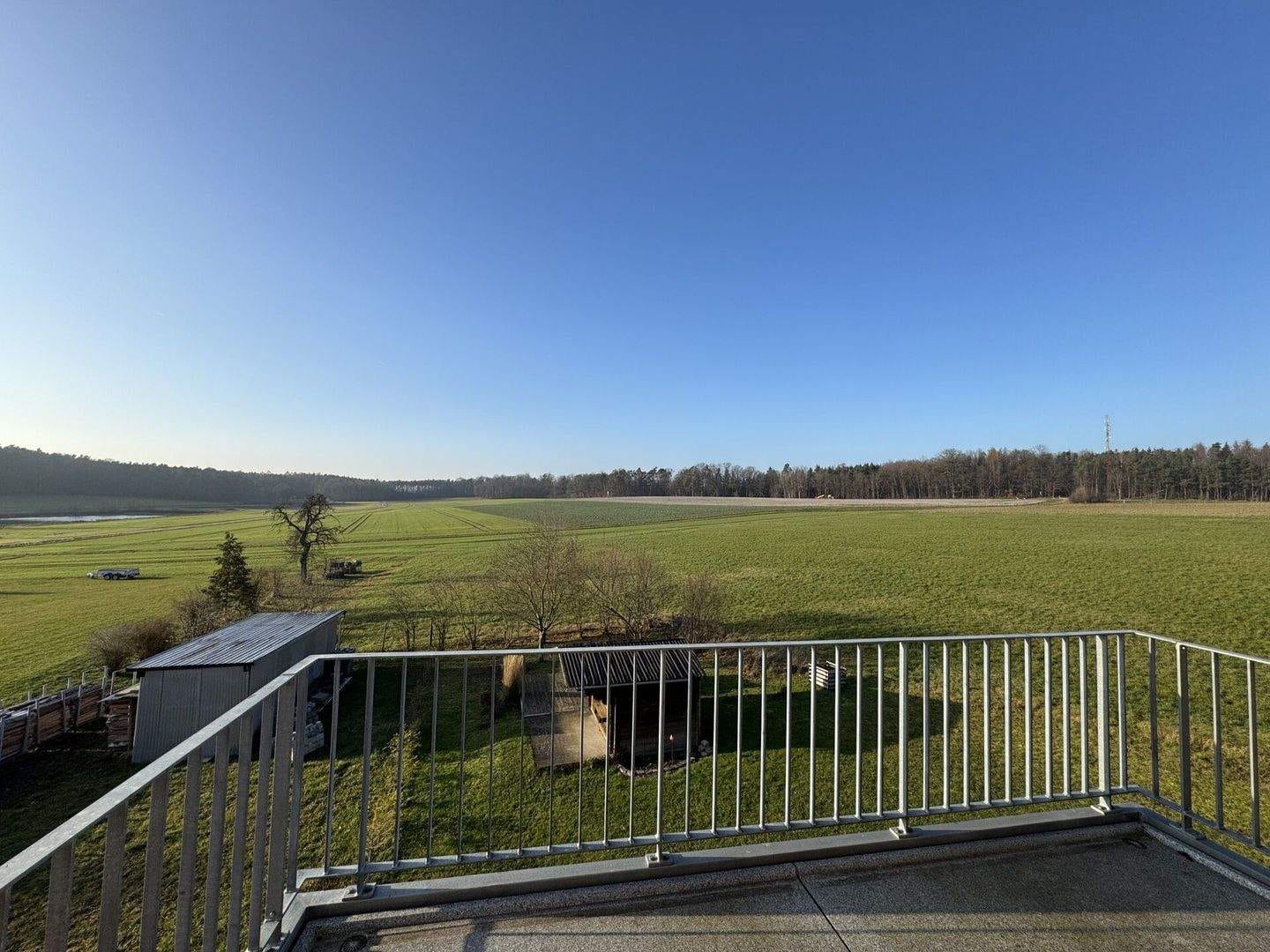 Immobilie in Weisendorf - Gemütliche 2,5-Zimmer DG Wohnung mit Balkon und Traumaussicht in ruhiger Lage - Bild 0