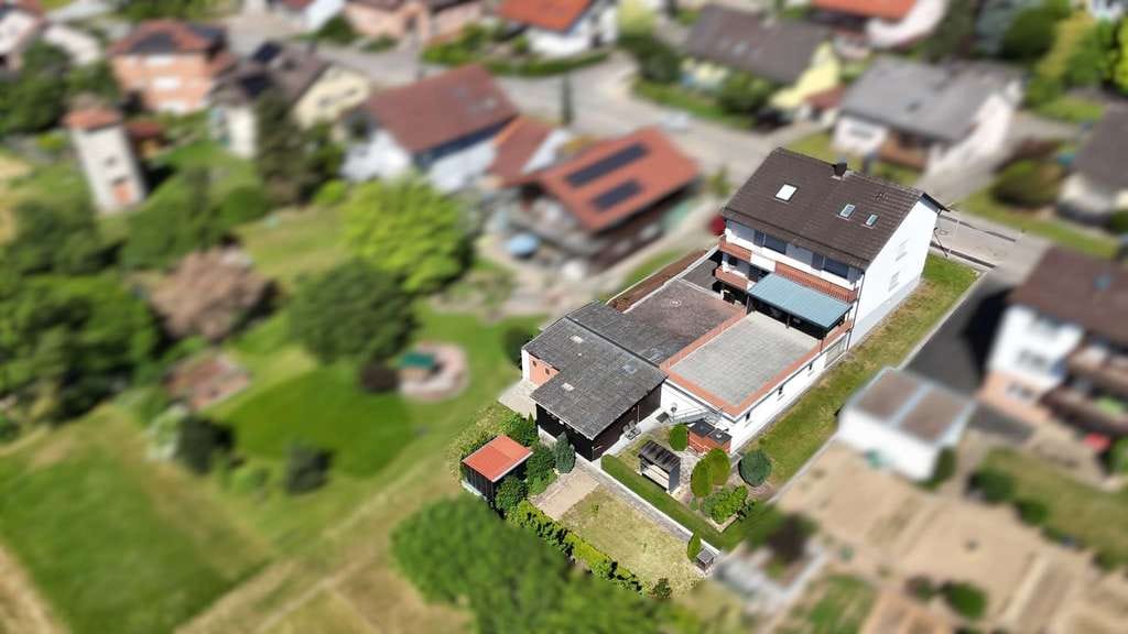 Immobilie in Höpfingen - Großzügiges Wohnhaus mit drei Wohneinheiten, 4 Garagen und traumhafter Feldrandlage in Höpfingen - Bild 4