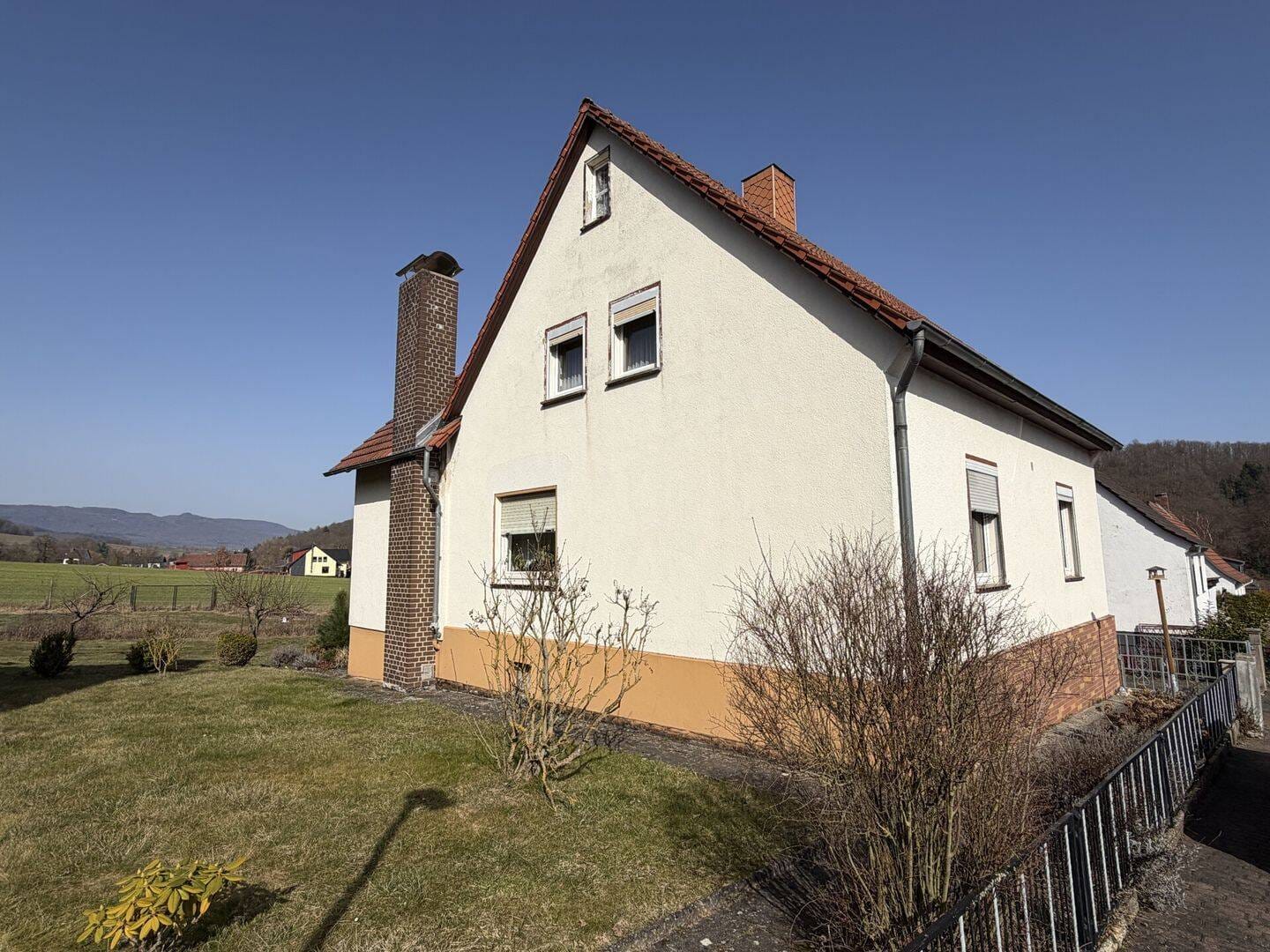 Immobilie in Wehretal - Charmantes Einfamilienhaus mit großem Grundstück, Nebengebäude & traumhaftem Blick ins Grüne - Bild 0