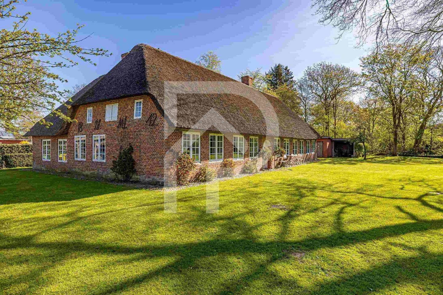 Immobilie in Braderup - Schönes historisches reetgedecktes Landhaus mit großem Garten - Bild 1