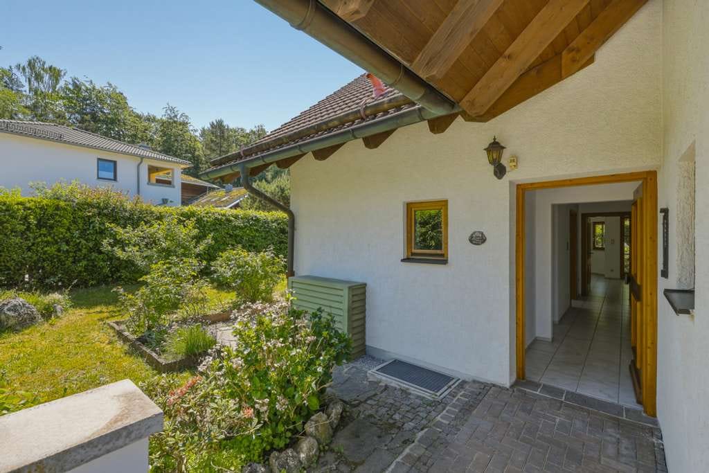 Immobilie in Weßling - Ruhig gelegene 4-Zimmer-Doppelhaushälfte mit sonnigem Garten, Hobbyraum und Garage - Bild 1