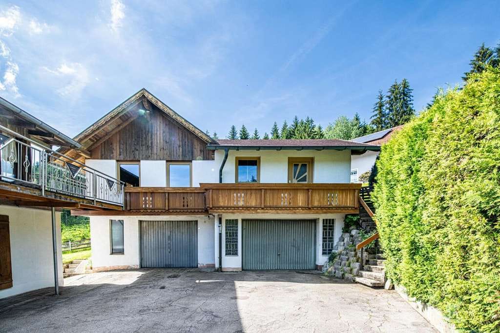 Immobilie in Neukirchen beim Heiligen Blut - Großzügiges Wohnhaus in Hanglage mit Wintergarten, zwei Garagen und vielseitigen Nutzungsmöglichkeit - Bild 2