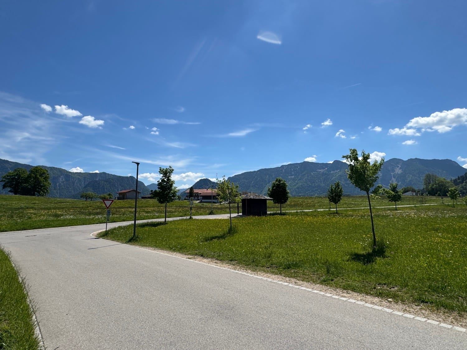 Immobilie in Inzell - Ruhig und sonniges, vermietetes Zweifamilienhaus (Fertighaus) mit Doppelgarage und Carport - Bild 1